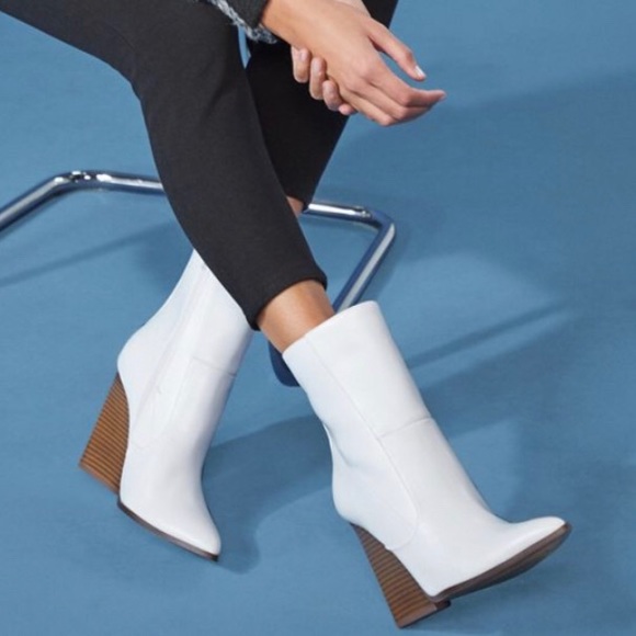 NWT JustFab White Faux Leather Western Booties 10 - Picture 4 of 5